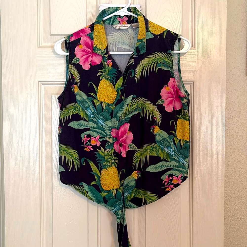 TOMMY BAHAMA parrots tropical pineapple print birds blouse tie front 10 silk
